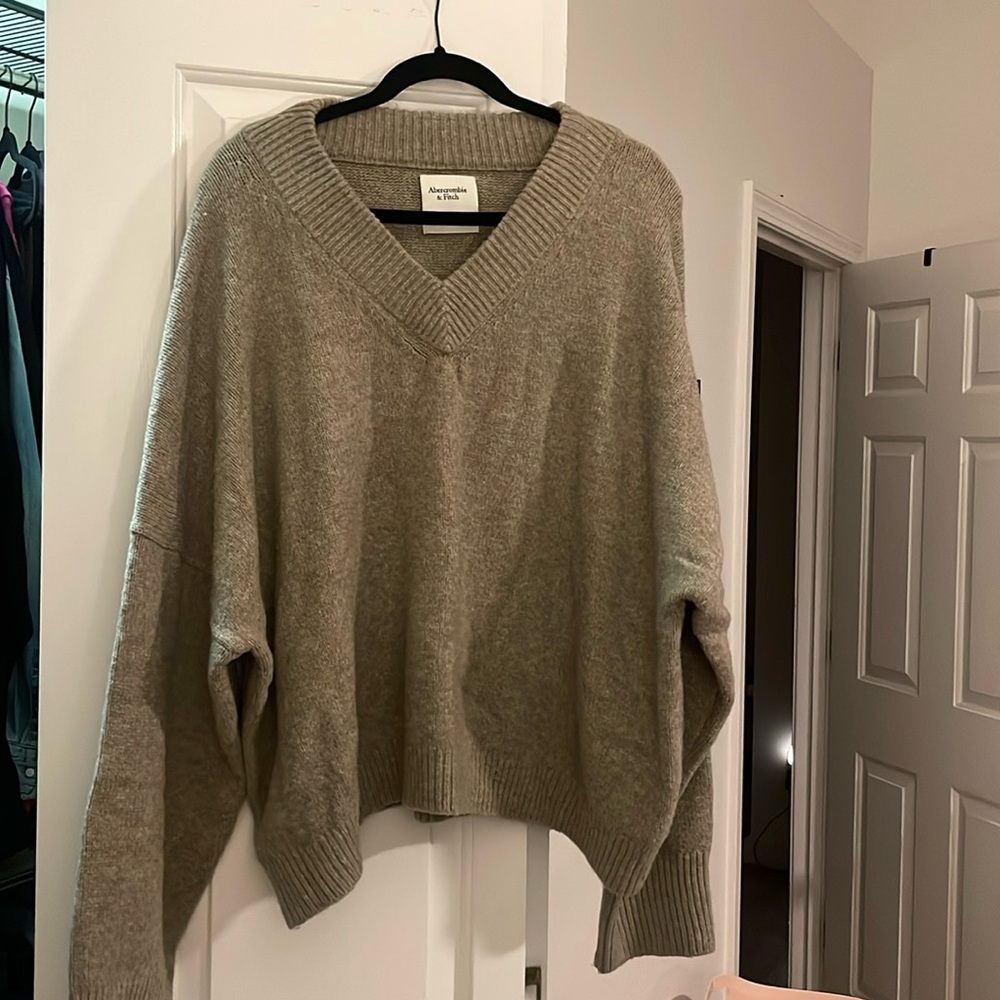 Abercrombie v-neck cropped sweater. Tan XL